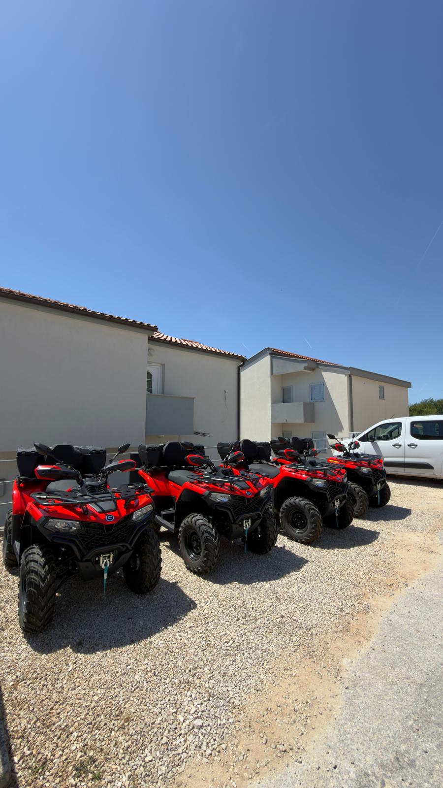 Mehrere rote Quads bereit zur Vermietung