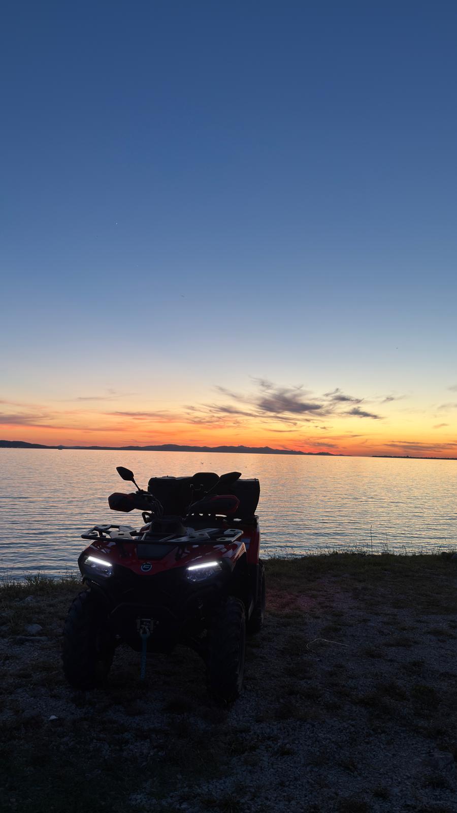 Quad bei Sonnenuntergang am Meer